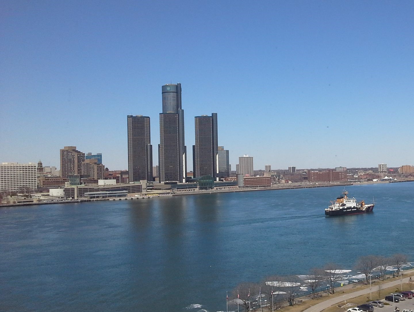 Stadtansicht von Detroit aus Windsor über den Detroit River auf dem ein Schiff fährt