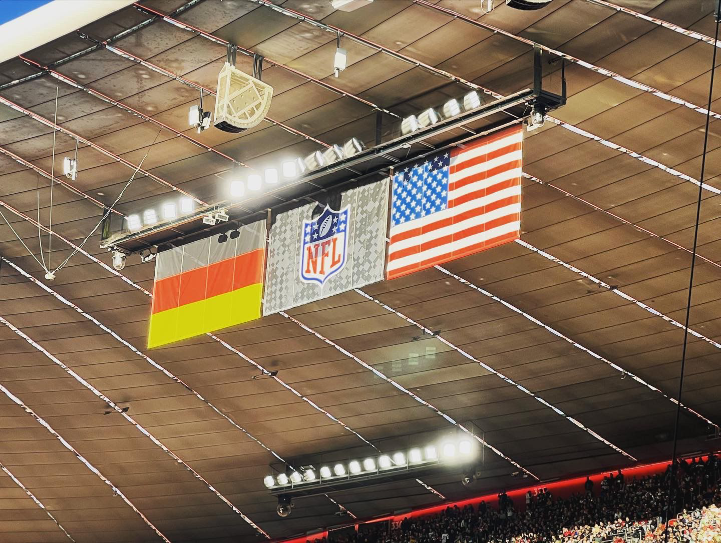 Drei Fahnen am Stadiondach: Deutschland, USA und NFL