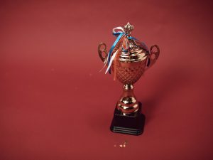 ein Pokal steht auf einem roten Teppich