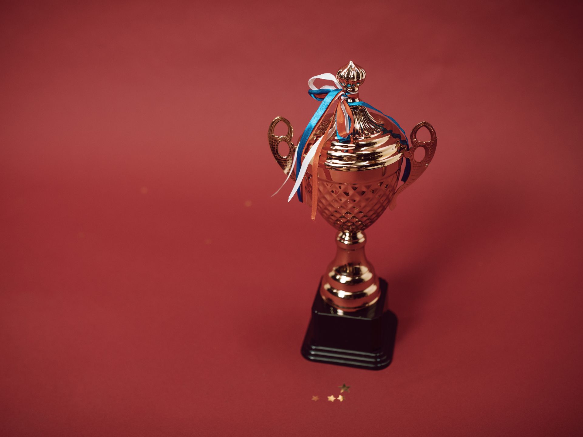 ein Pokal steht auf einem roten Teppich