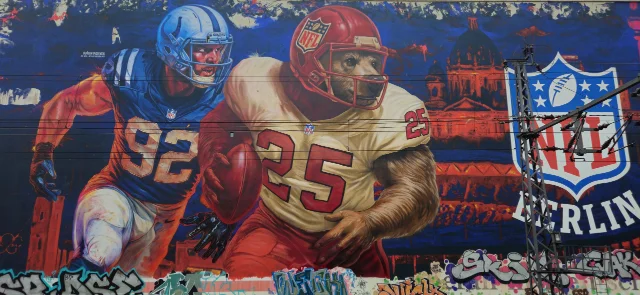 Ein Mural, auf dem ein Bär in Football-Gear sowie ein weiterer Footballspieler zu sehen ist.