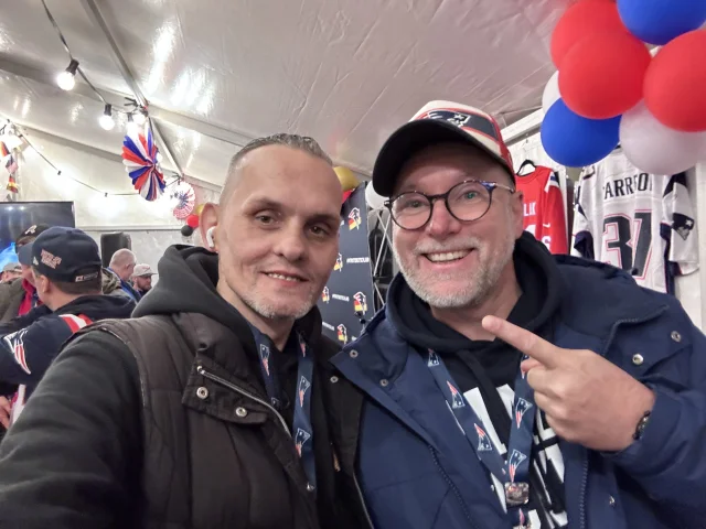 Ein Selfie von zwei Patriots-Fans, einer davon ist ein GPC-Mitglied.