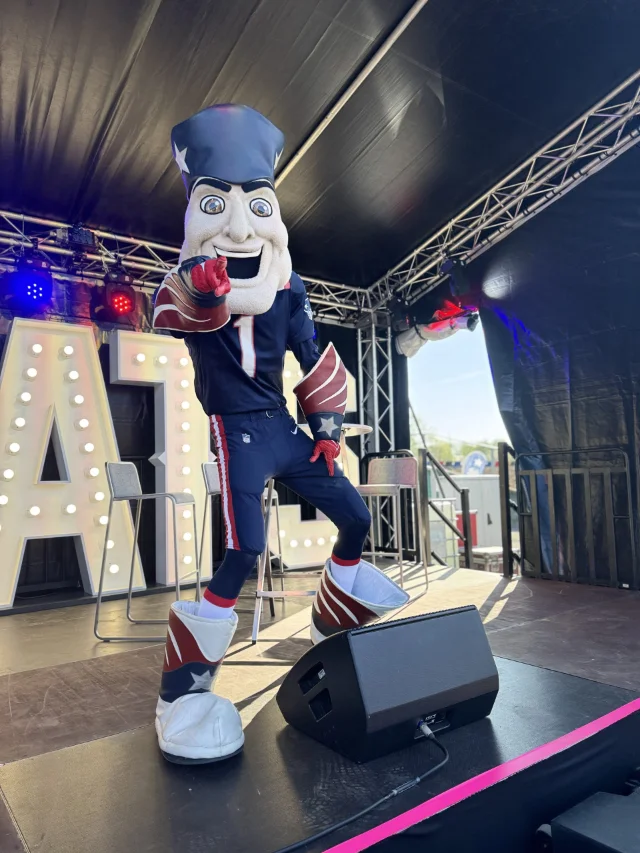 Pat Patriot auf der Bühne, wo er die Menschen motiviert.