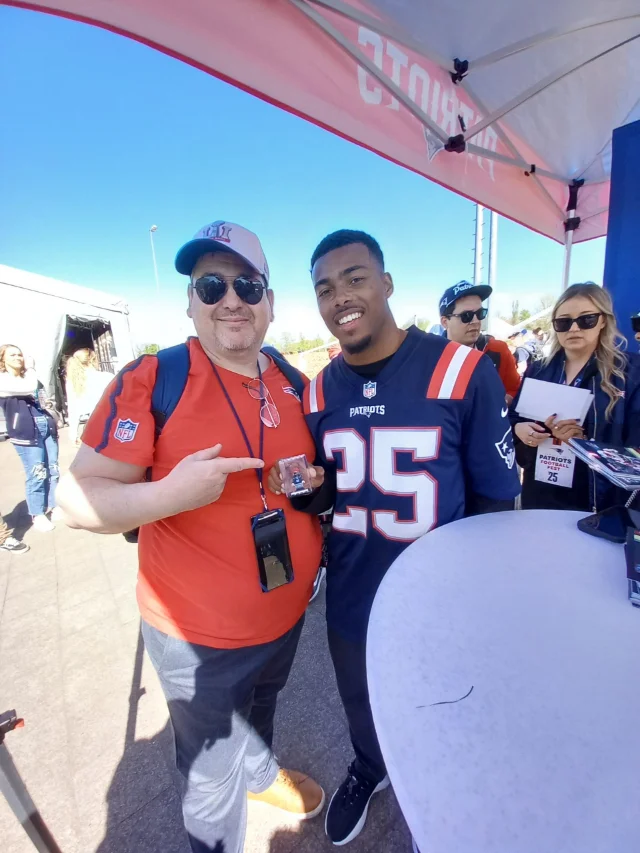 Ein Mitglied macht ein Foto mit Marcus Jones, einem Patriots-Spieler.