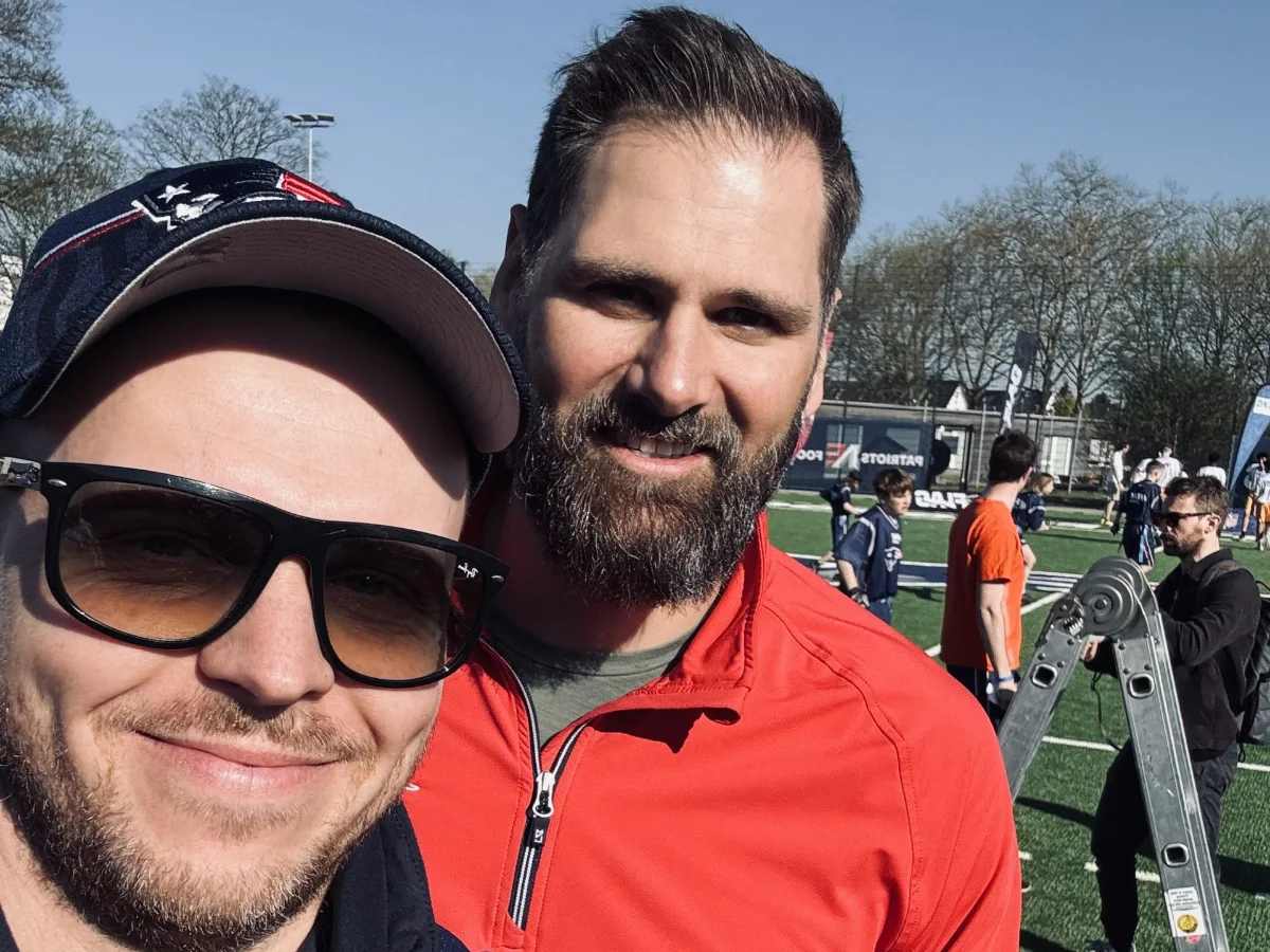 Ein Mitglied macht ein Selfie mit Sebastian Vollmer im Hintergrund