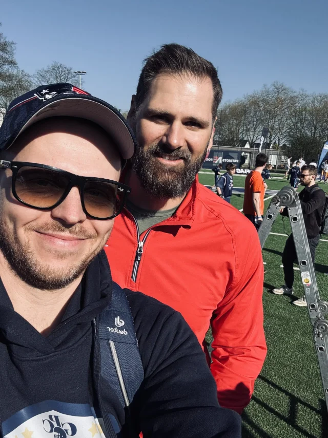 Ein Mitglied macht ein Selfie mit Sebastian Vollmer im Hintergrund