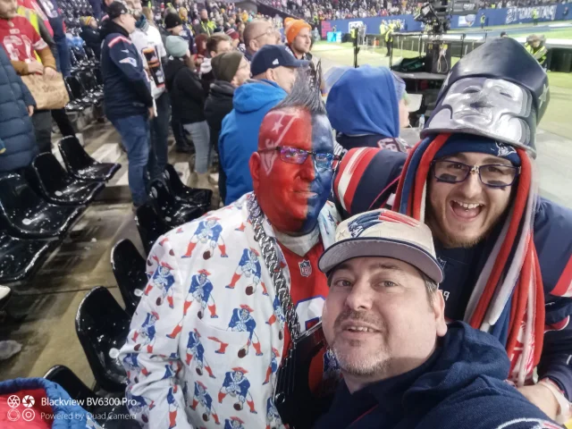 Ein Mitglied hat ein Selfie mit einem Super-Fan der Patriots gemacht.