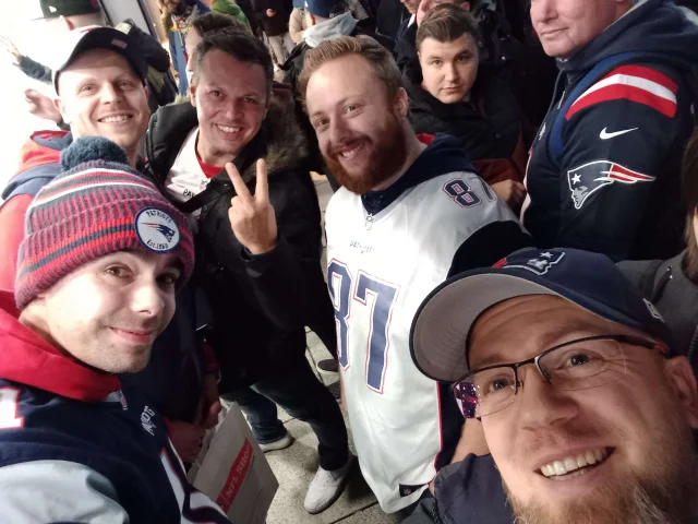 Selfie von fünf Mitgliedern im Patriots-Gear.