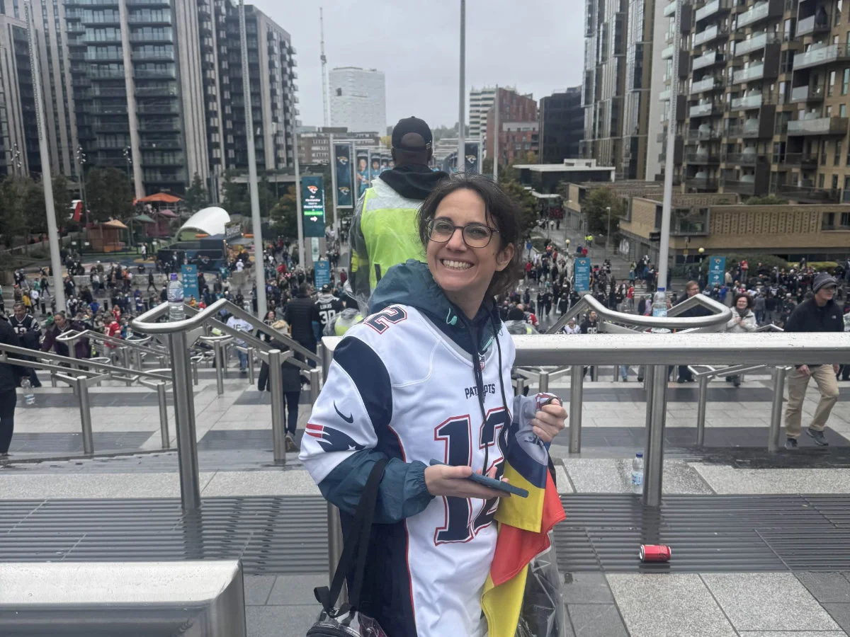 Jan im Patriots-Gear neben der Lombardi-Trophy