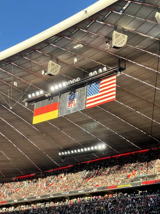 Blick auf die Deutschland-, USA- und die NFL-Flagge, die vom Stadiondach runterhängen