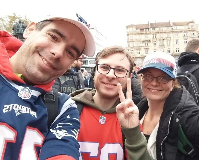 Drei Mitglieder posieren in Patriots-Gear