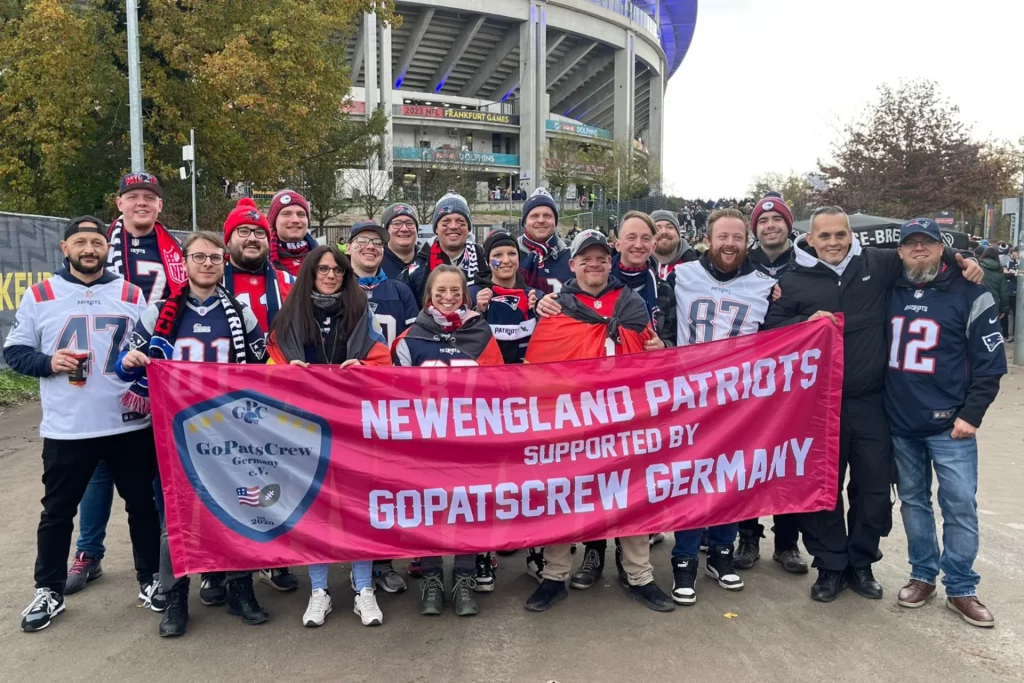 Die Mitglieder der GoPatsCrew mit einem Fanclub-Banner vor dem Stadion in Frankfurt am Main