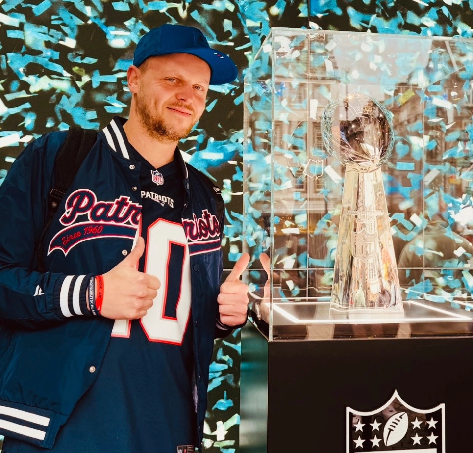 Jan im Patriots-Gear neben der Lombardi-Trophy