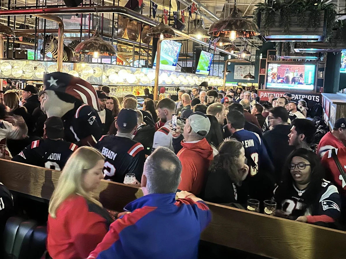 Vogelperpektive auf einen gut gefüllten Pub, in dem sich Patriots-Fans aufhalten.